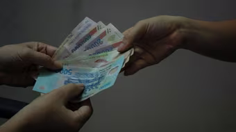 Những khoản thu đầu năm học mới: Tự nguyện hay biến tướng?