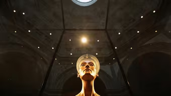 Sóng gió quanh “nàng Nefertiti”