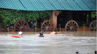 Mưa to lũ lớn chia cắt miền Trung