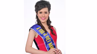 Á hậu Võ Hồng Quân mê hát opera