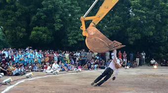 Khiêu vũ với xe xúc đất