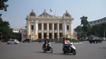 Trăm năm còn một chốn này