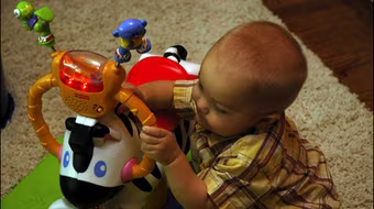 Đồ chơi tiếng to gây hại cho thính lực của trẻ