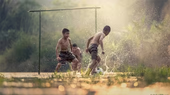 Ấu thơ “quần đùi áo số” 