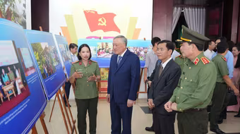 Việt Nam khẳng định sự cam kết mạnh mẽ trong công cuộc đấu tranh phòng, chống tội phạm buôn bán người (Trong ảnh: Phó Thủ tướng Thường trực Chính phủ Nguyễn Hòa Bình; Thượng tướng Lê Quốc Hùng - Thứ trưởng Bộ Công an tại Lễ phát động “Chung tay phòng, chống mua bán người năm 2025”)