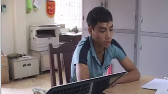 Sinh viên rình giáo viên lên giảng đường để...ăn trộm