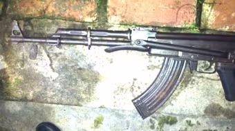 Hù dọa người khác bằng súng quân dụng