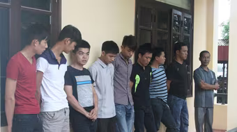 Bắt quả tang 2 cán bộ công chức đánh bạc