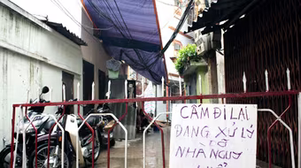 "Cấp cứu" 2 ngôi nhà nghiêng sắp đổ