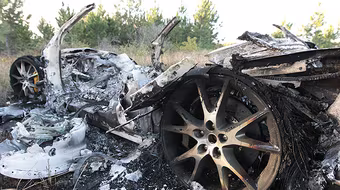 Siêu xe Ferrari trị giá 500.000 USD bị đem đốt bỏ