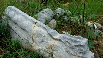 Xót xa cảnh di sản thành phế tích hoang tàn