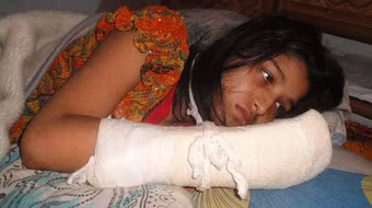 Dã man vụ chồng chặt 5 ngón tay vợ cho... khỏi học nhiều