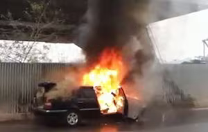 Xe ôtô 4 chỗ cháy đùng đùng khi đang du xuân