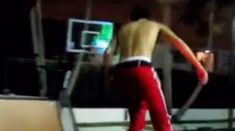 Justin Bieber cởi trần trượt patin khiến người hâm mộ kích động