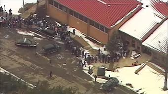 Liên tiếp hai vụ xả súng kinh hoàn tại trường học và quán bar