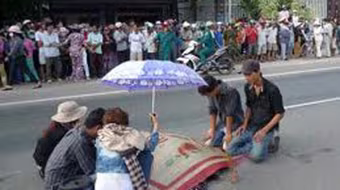 Tranh giành khách, bị xe đối thủ tông chết tại chỗ