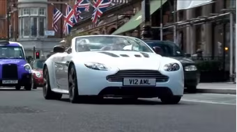 Ngắm Aston Martin V12 Vantage Roadster tuyệt đẹp trên phố