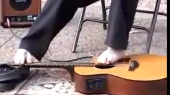 Chàng trai không tay, chơi đàn ghi ta bằng chân tuyệt đỉnh