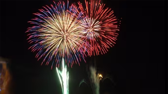 Rộn ràng niềm vui trong ánh sáng rực rỡ của pháo hoa đêm giao thừa