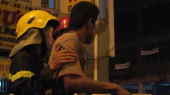 Leo lên sân thượng khách sạn la hét định nhảy xuống vì "ngáo đá"