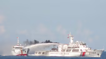 Tàu Trung Quốc tấn công, tàu kiểm ngư Việt Nam đáp trả thích đáng