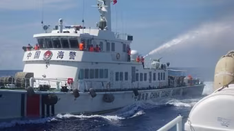 Tàu hải cảnh Trung Quốc tăng tốc, áp sát hai bên mạn tàu Cảnh sát Biển 8003