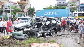 Xe khách mất lái lao đâm vào xe công vụ khiến 3 người chết, 1 người bị thương