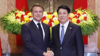 Chủ tịch nước Lương Cường hội đàm với Tổng thống Pháp Emmanuel Macron