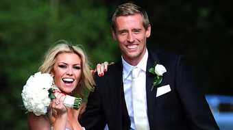 "Sếu vườn" nhờ chim ưng trao nhẫn cưới