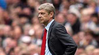 Arsenal rơi vào cảnh "nước sôi lửa bỏng" 