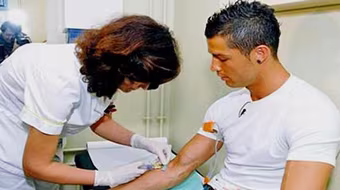 C.Ronaldo hiến máu cứu con đồng nghiệp