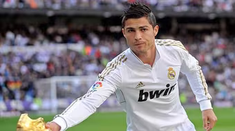 Cựu cầu thủ MU bán giày làm từ thiện