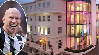 Tiền đạo Lee Hughes bị bắt vì tội "sờ soạng"