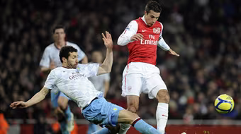 Thủ quân Arsenal thoát án phạt