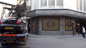 Đỗ sai quy định, xe của thủ thành MU bị thu giữ