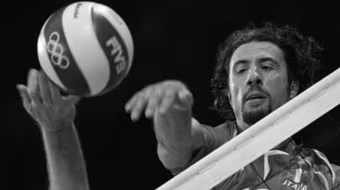 Ngôi sao bóng chuyền đột tử trên sân