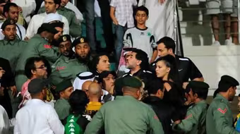 Maradona ẩu đả với CĐV đối phương để bênh bạn gái