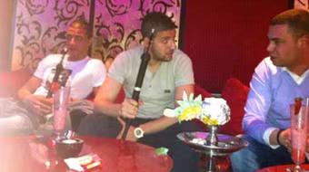 Ngôi sao Arsenal hút shisha cùng “kẻ thù”