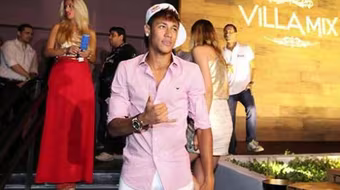 Neymar suýt chết ngạt trong thang máy