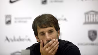 "Vua vòng cấm" từ giã bóng đá chuyên nghiệp