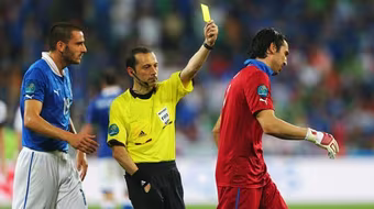 Lộ diện trọng tài bắt chính 2 cặp bán kết 