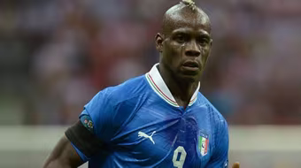 Balotelli dành bàn thắng tặng mẹ nuôi