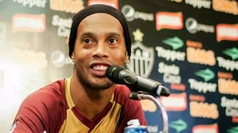 Ronaldinho trả giá đắt vì một lon Pepsi