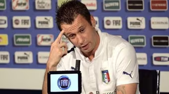 Cassano bị phạt tiền vì động chạm tới dân gay