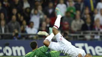 Theo Walcott nhập viện khẩn cấp