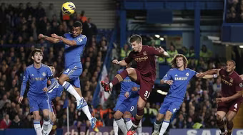 Bị Chelsea cầm hòa, Man City mất ngôi đầu 