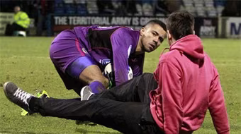 CĐV đột nhập sân tấn công thủ môn