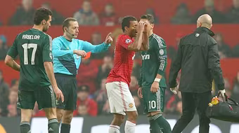  Giới chuyên môn sôi sục về chiếc thẻ đỏ của Nani