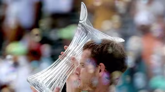 Murray vượt mặt Roger Federer