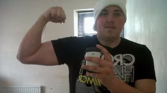 Sao bóng bầu dục tống tiền nữ sinh bằng ảnh sex